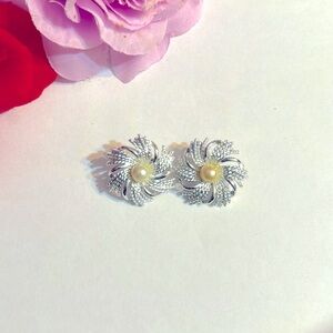 Flower pearl center earrings